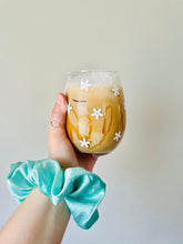 Load image into Gallery viewer, Retro Flower Stemless Glass
